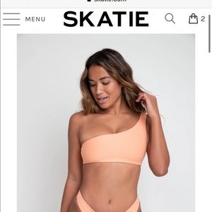 Skatie Ellis top and Melly bottom in Peach